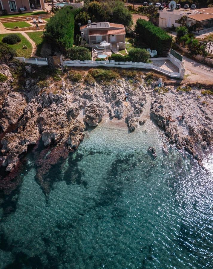 Neptune Sea House - Beachfront Ájosz Szpirídonasz Kültér fotó