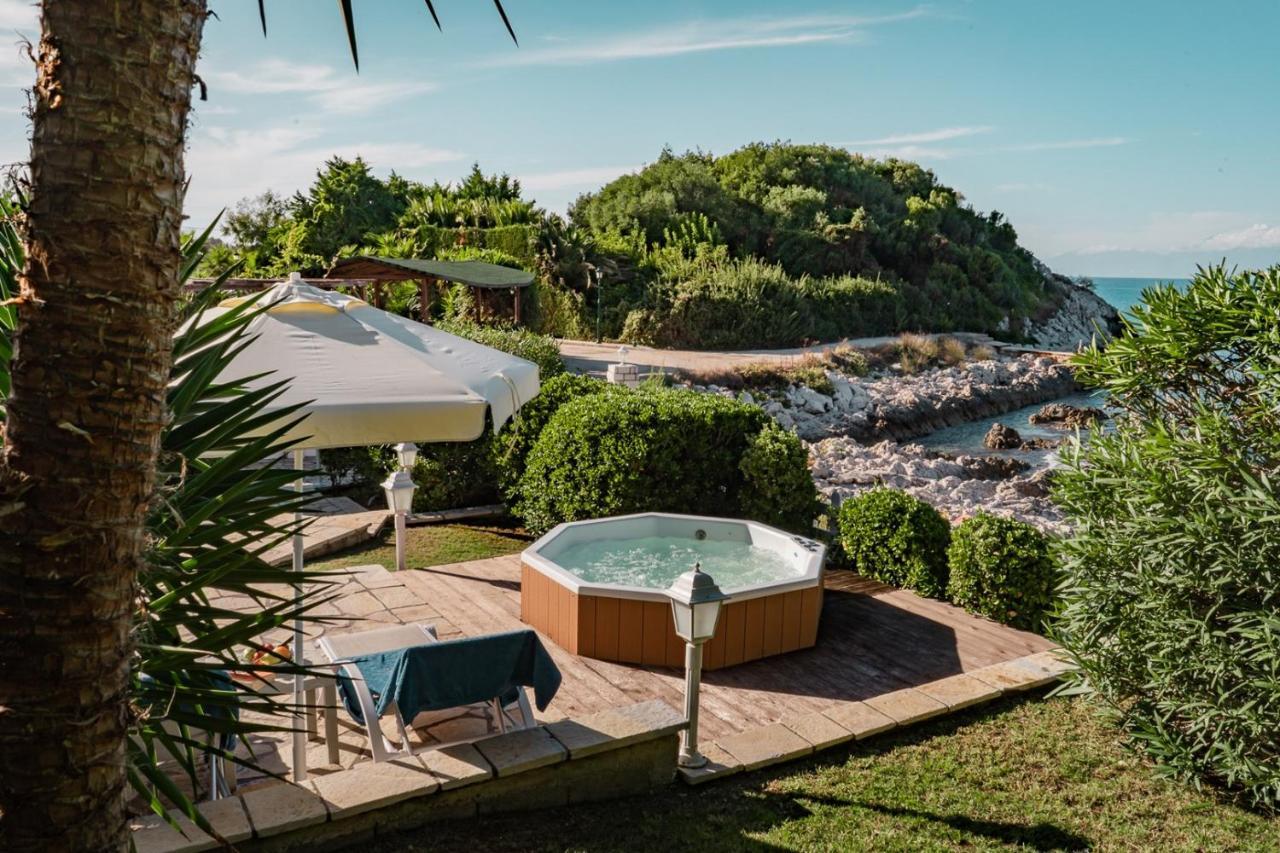 Neptune Sea House - Beachfront Ájosz Szpirídonasz Kültér fotó